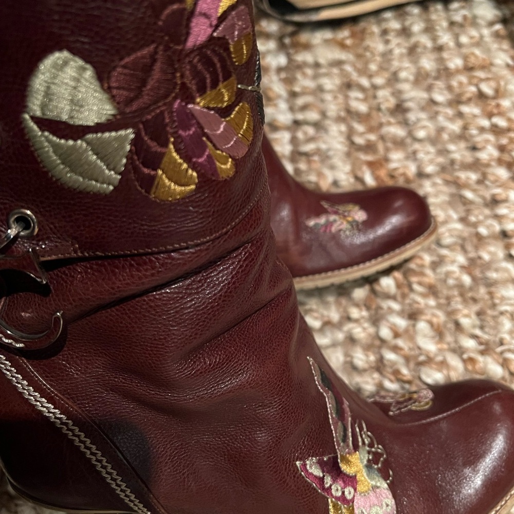 Vintage Christian Dior cognac leather embroidered booties.  Size 39.  4” heels. - Picture 3 of 6